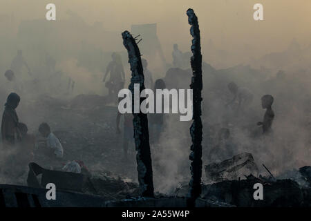 Navotas City, Philippinen. Okt, 2019 18. Bewohner Blick für Ihre Habseligkeiten durch ihre Verkohlten Wohnungen nach einem Brand in einem Wohngebiet im Navotas City, Philippinen, Okt. 18, 2019. Nach den Navotas Stadt Katastrophenvorsorge Management Office, rund 200 Baracken waren im Feuer zerstört. Credit: rouelle Umali/Xinhua/Alamy leben Nachrichten Stockfoto