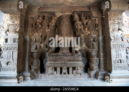 Cave 16: Riesige Lord Shiva Statue in Stein gemeißelt, Kailasnatha Tempel, Ellora Höhlen in Mumbai, Maharashtra, Indien Stockfoto