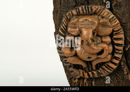 Ein Idol von Lord Ganesh aus Pop, mit bronze Farbe gemalt, in Sitzhaltung Stockfoto