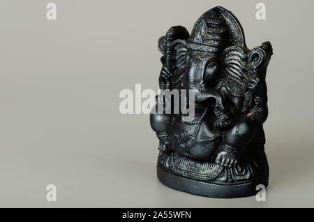 Ein Idol von Lord Ganesh aus Pop, mit schwarzer Farbe bemalt, in Sitzhaltung Stockfoto