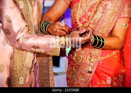 Eine Braut binden Kankan während einer Hochzeit in Maharashtra, Indien Stockfoto