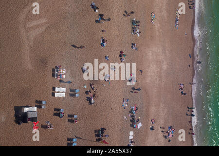 Seitenansicht der Menschen auf Brighton Beach Stockfoto