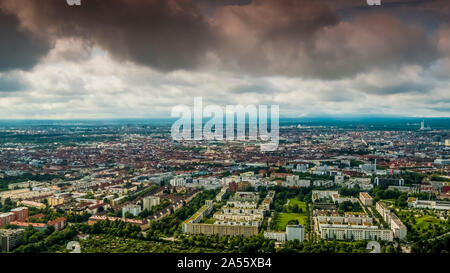 München 2019. Blick auf die Stadt rund um den Olympiapark. August 2019 in München. Stockfoto