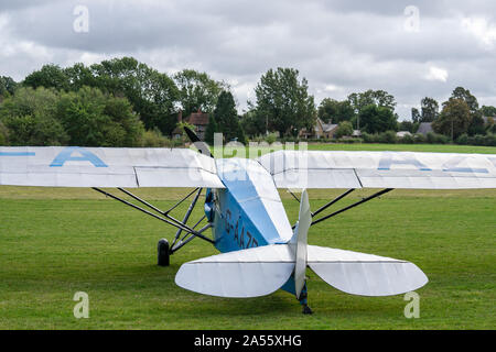 OLD WARDEN, BEDFORDSHIRE, Großbritannien, Oktober 6, 2019. De Havilland DH.80 Eine Puss Moth Flugzeuge G-AAZP. Renntag um Shuttleworth Stockfoto