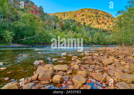 Rock Bar entlang der Neuen Fluss, WV. Stockfoto