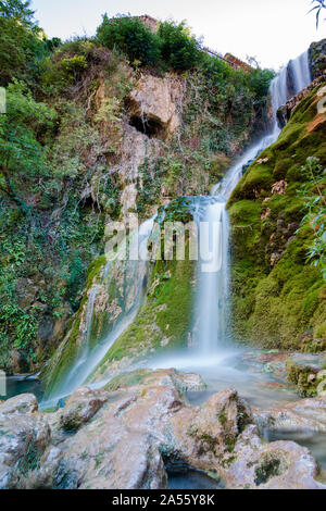 Berühmten Wasserfälle mit seideneffekt mit einer kristallinen Wasser läuft zwischen den Häusern und fließt der Fluss Ebro in Orbaneja del Castillo (Burgos Stockfoto