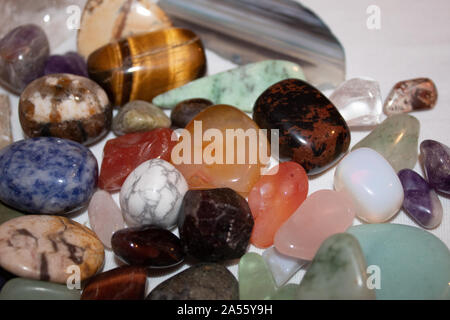 Bunte Kristalle, Steine auf weißem Hintergrund Stockfoto