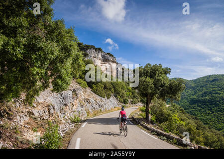 Reife weibliche Radfahrer reiten durch die Gorges de la Nesque, Provence, Frankreich. Stockfoto