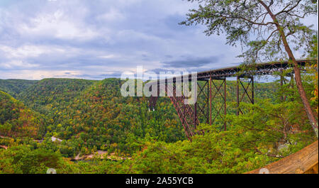 Panorama der New River Gorge Bridge ab Blick gesehen. Stockfoto