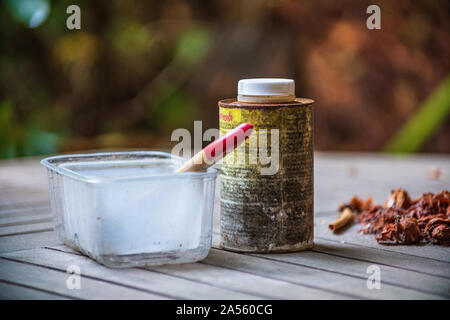 Noch immer leben mit einem alten Pinsel und Farbe auf einem teak Gartentisch. Stockfoto