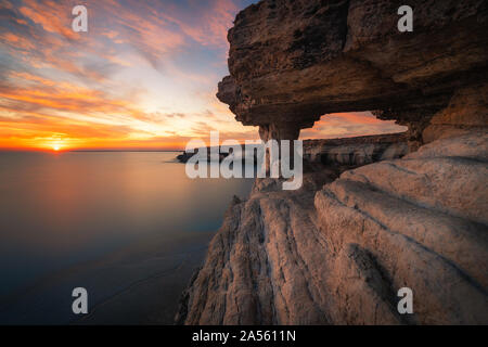 Meereshöhlen in Kap Greko National Park in der Nähe von Ayia Napa und Protaras auf Zypern Insel, Mittelmeer