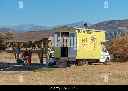 Gouves, Kreta, Griechenland. Okt 2019. Hot Dog und Burger Van in Kato Gouves ein ehemaliger US Military Air Base in der Nähe von herkalion. Heute ein beliebter Badeort Stockfoto