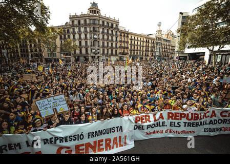 Barcelona, Spanien. Okt, 2019 18. Barcelona, Spanien,. Markante katalanischen Unabhängigkeit Studenten Parolen schreien, als sie das Urteil des Obersten Gerichts gegen 9 von 12 Katalanische Führer für Aufruhr, Missbrauch von öffentlichen Geldern und desobedience, die im Zusammenhang mit einer verbotenen Referendum über die sezession und eine Unabhängigkeit, die Abstimmung in der katalanischen Parlament im Oktober 2017 protestieren. Credit: Matthias Oesterle/Alamy leben Nachrichten Stockfoto