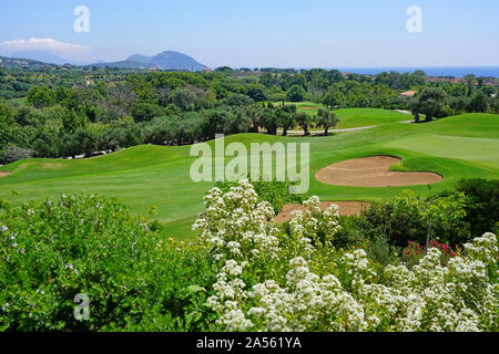 COSTA NAVARINO, Griechenland-6 JUN 2019 - Blick auf den Golfplatz an der Costa Navarino, A Luxury Resort Komplex (Westin und Romanos Hotels von Marriott verwaltet werden). Stockfoto