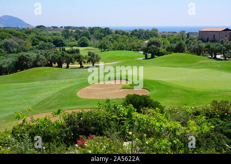 COSTA NAVARINO, Griechenland-6 JUN 2019 - Blick auf den Golfplatz an der Costa Navarino, A Luxury Resort Komplex (Westin und Romanos Hotels von Marriott verwaltet werden). Stockfoto