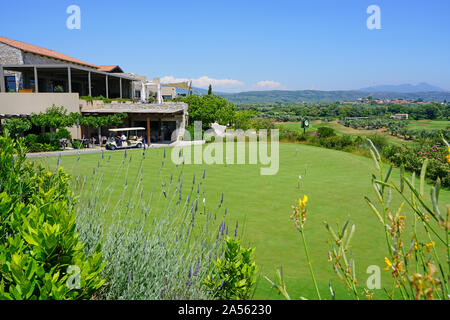 COSTA NAVARINO, Griechenland-6 JUN 2019 - Blick auf den Golfplatz an der Costa Navarino, A Luxury Resort Komplex (Westin und Romanos Hotels von Marriott verwaltet werden). Stockfoto
