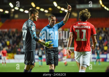 2. Oktober 2019, das Tal, London, England; Sky Bet Meisterschaft, Charlton Athletic v Swansea City: Conor Gallagher (11) von Charlton bekommt gelbe Karte Kredit: Phil Westlake/News Bilder Stockfoto