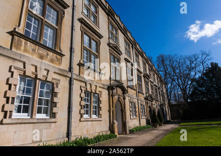 Herrliche Cambridge Innenhof mit spektakulärer Architektur. Die Erkundung der Cambridge Universität und Hochschulen an einem Frühlingstag. Cambridge City Stockfoto