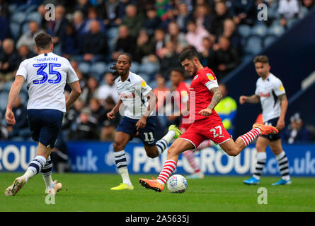 5. Oktober 2019, Deepdale, Preston, England; Sky Bet Meisterschaft, Preston North End v Barnsley: Alex Mowatt (27) Barnsley passt den Ball Credit: Conor Molloy/News Bilder Stockfoto