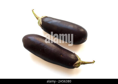 Zwei reife Auberginen auf weißem Hintergrund Stockfoto