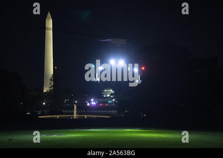 Washington, United States. Okt, 2019 18. Marine One, die US-Präsident Donald J. Trumpf landet auf dem Rasen des Weißen Hauses in Washington, DC am 18. Oktober 2019. Das Paar gemeinsam mit Präsident Trumpf während einer Reise nach Texas. Foto von Michael Reynolds/UPI Quelle: UPI/Alamy leben Nachrichten Stockfoto