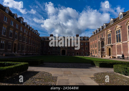 Herrliche Cambridge Innenhof mit spektakulärer Architektur. Die Erkundung der Cambridge Universität und Hochschulen an einem Frühlingstag. Cambridge City Stockfoto