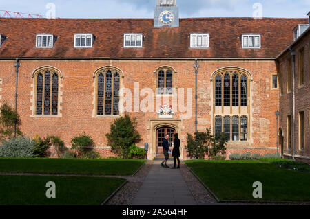 Herrliche Cambridge Innenhof mit spektakulärer Architektur. Die Erkundung der Cambridge Universität und Hochschulen an einem Frühlingstag. Cambridge City Stockfoto