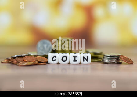 Stapel der goldenen Münze, Münze Silber- und Kupfermünzen auf den Tisch Geld Finanzkonzept Stockfoto