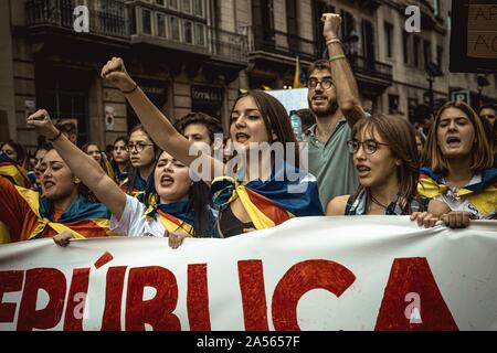 Barcelona, Spanien. Okt, 2019 18. Barcelona, Spanien,. Markante katalanischen Unabhängigkeit Studenten Parolen schreien, als sie das Urteil des Obersten Gerichts gegen 9 von 12 Katalanische Führer für Aufruhr, Missbrauch von öffentlichen Geldern und desobedience, die im Zusammenhang mit einer verbotenen Referendum über die sezession und eine Unabhängigkeit, die Abstimmung in der katalanischen Parlament im Oktober 2017 protestieren. Credit: Matthias Oesterle/Alamy leben Nachrichten Stockfoto