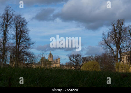 Herrliche Cambridge Innenhof mit spektakulärer Architektur. Die Erkundung der Cambridge Universität und Hochschulen an einem Frühlingstag. Cambridge City Stockfoto