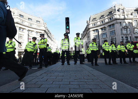 London, Großbritannien. Okt, 2019 18. Eine Reihe von Met Polizisten steht rund um's London Oxford Circus. Credit: Kevin Shalvey/Alamy leben Nachrichten Stockfoto