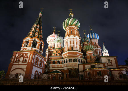 Die Kathedrale von Vasily dem gesegnet, wie Basilius-kathedrale bekannt, ist eine Kirche auf dem Roten Platz in Moskau und gilt als Symbol des Landes angesehen. Stockfoto