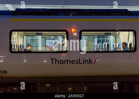 Passagiere in Thameslink Zug, Bahnhof von Cambridge. England Stockfoto