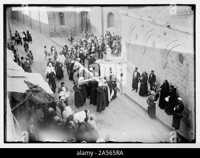Via Dolorosa, Beginn in der St. Stephen's Gate. Pilger mit Kreuz auf der Via Dolorosa. Stockfoto