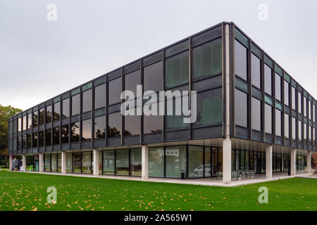 Stuttgart, Deutschland, 15. Oktober 2019: baden-wuerttembergischen Landtag Gebäude, genannt Haus das Landtags in Deutsch, in Stuttgart, Deutschland, entfernt. Stockfoto