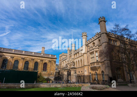 Herrliche Cambridge Innenhof mit spektakulärer Architektur. Die Erkundung der Cambridge Universität und Hochschulen an einem Frühlingstag. Cambridge City Stockfoto