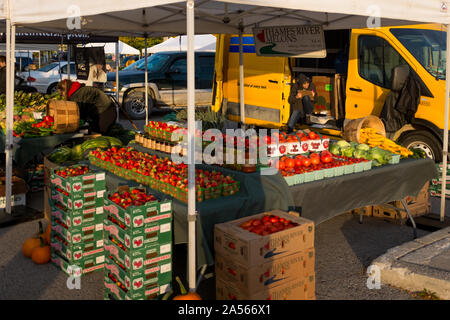 London, Kanada - 13. Oktober 2019. Mitarbeiter neigen dazu, ihre Anzeige von frischem Obst und Gemüse an Farmers Market. Stockfoto