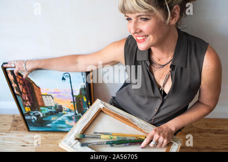 Portrait der bildenden Kunst Maler mit Malerei und Pinsel Stockfoto
