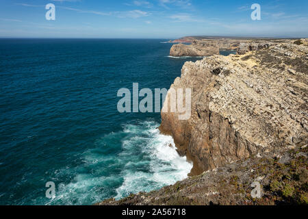 Wellen auf die Felsen am Ende der Welt in Portugal Stockfoto