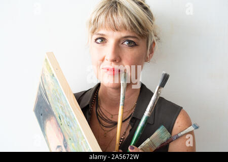 Portrait der bildenden Kunst Maler mit Malerei und Pinsel Stockfoto