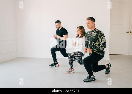 Freunde stürzt im Studio Stockfoto