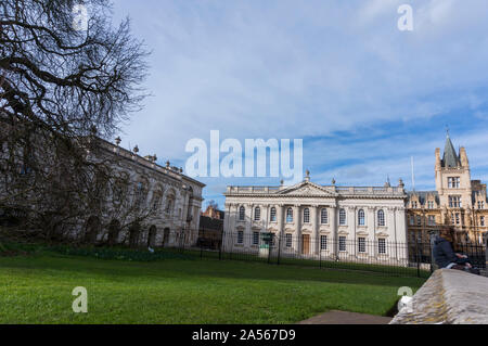 Herrliche Cambridge Innenhof mit spektakulärer Architektur. Die Erkundung der Cambridge Universität und Hochschulen an einem Frühlingstag. Cambridge City Stockfoto