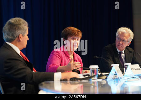 Washington, USA. 17 Okt, 2019. Internationaler Währungsfonds (IWF) Geschäftsführer Kristalina Georgieva (C) spricht während einer Pressekonferenz in Washington, DC, USA, 17. Okt. 2019. Georgieva am Donnerstag begrüßte die Fortschritte in der letzten Runde der China - US-Gesprächen als "sehr gute Nachricht", in der die Welt die Möglichkeit, "einen Handel Friedens zu ergreifen." Quelle: Liu Jie/Xinhua/Alamy leben Nachrichten Stockfoto