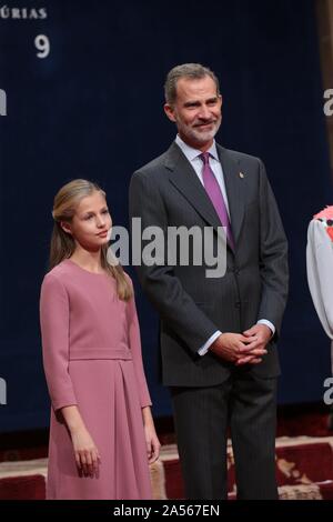 Oviedo, Spanien; 10/18/2019. - Previus auf die Zeremonie der Prinzessin von Asturien Auszeichnungen von Spanien, dies ist das erste Mal und die erste formelle Akt der Prinzessin, König Felipe VI von Queen Letizia und ihren Töchtern Leonor Prinzessin von Asturien und Sofia infanta begleitet. Sie erhalten verschiedene soziale Gruppen in Publikum an der Reconquista Hotel in der Stadt von Oviedo. foto: Juan Carlos Rojas/Picture Alliance | Verwendung weltweit Stockfoto