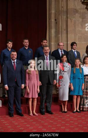 Oviedo, Spanien; 10/18/2019. - Previus auf die Zeremonie der Prinzessin von Asturien Auszeichnungen von Spanien, dies ist das erste Mal und die erste formelle Akt der Prinzessin, König Felipe VI von Queen Letizia und ihren Töchtern Leonor Prinzessin von Asturien und Sofia infanta begleitet. Sie erhalten verschiedene soziale Gruppen in Publikum an der Reconquista Hotel in der Stadt von Oviedo. foto: Juan Carlos Rojas/Picture Alliance | Verwendung weltweit Stockfoto