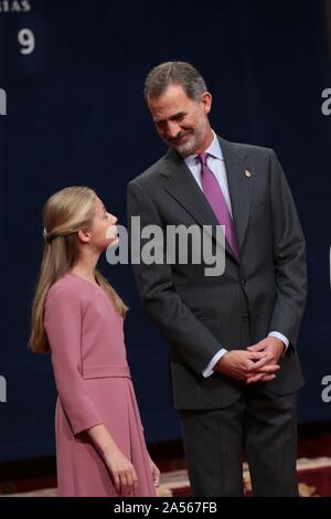 Oviedo, Spanien; 10/18/2019. - Previus auf die Zeremonie der Prinzessin von Asturien Auszeichnungen von Spanien, dies ist das erste Mal und die erste formelle Akt der Prinzessin, König Felipe VI von Queen Letizia und ihren Töchtern Leonor Prinzessin von Asturien und Sofia infanta begleitet. Sie erhalten verschiedene soziale Gruppen in Publikum an der Reconquista Hotel in der Stadt von Oviedo. foto: Juan Carlos Rojas/Picture Alliance | Verwendung weltweit Stockfoto