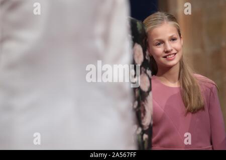 Oviedo, Spanien; 10/18/2019. - Previus auf die Zeremonie der Prinzessin von Asturien Auszeichnungen von Spanien, dies ist das erste Mal und die erste formelle Akt der Prinzessin, König Felipe VI von Queen Letizia und ihren Töchtern Leonor Prinzessin von Asturien und Sofia infanta begleitet. Sie erhalten verschiedene soziale Gruppen in Publikum an der Reconquista Hotel in der Stadt von Oviedo. foto: Juan Carlos Rojas/Picture Alliance | Verwendung weltweit Stockfoto