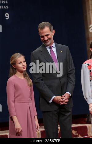 Oviedo, Spanien; 10/18/2019. - Previus auf die Zeremonie der Prinzessin von Asturien Auszeichnungen von Spanien, dies ist das erste Mal und die erste formelle Akt der Prinzessin, König Felipe VI von Queen Letizia und ihren Töchtern Leonor Prinzessin von Asturien und Sofia infanta begleitet. Sie erhalten verschiedene soziale Gruppen in Publikum an der Reconquista Hotel in der Stadt von Oviedo. foto: Juan Carlos Rojas/Picture Alliance | Verwendung weltweit Stockfoto