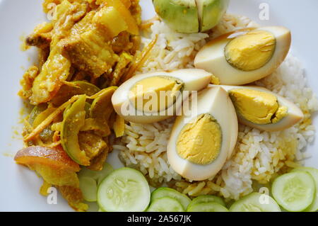 Gekochten süßen braunen Ei und würzig gebratenem Wildschwein Red Curry auf Reis rühren Stockfoto