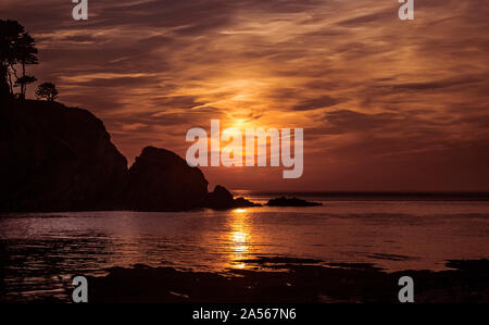 Sonnenuntergang an der Küste Stockfoto